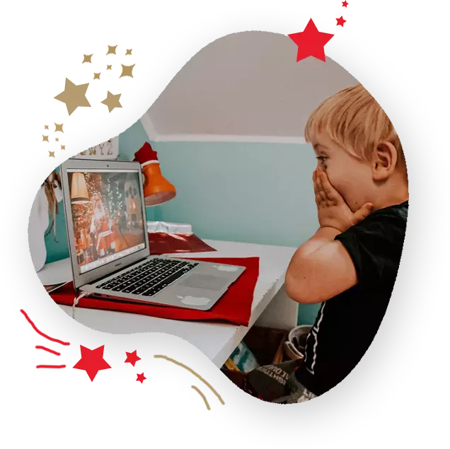 Criança assistindo vídeo do Papai Noel